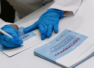 Путин попросил доработать закон о сертификатах вакцинированного