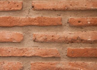 Кирпич: разновидности, характеристики и сферы использования