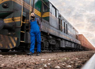 Наземная логистика из Китая: выбор между автомобильным и железнодорожным транспортом